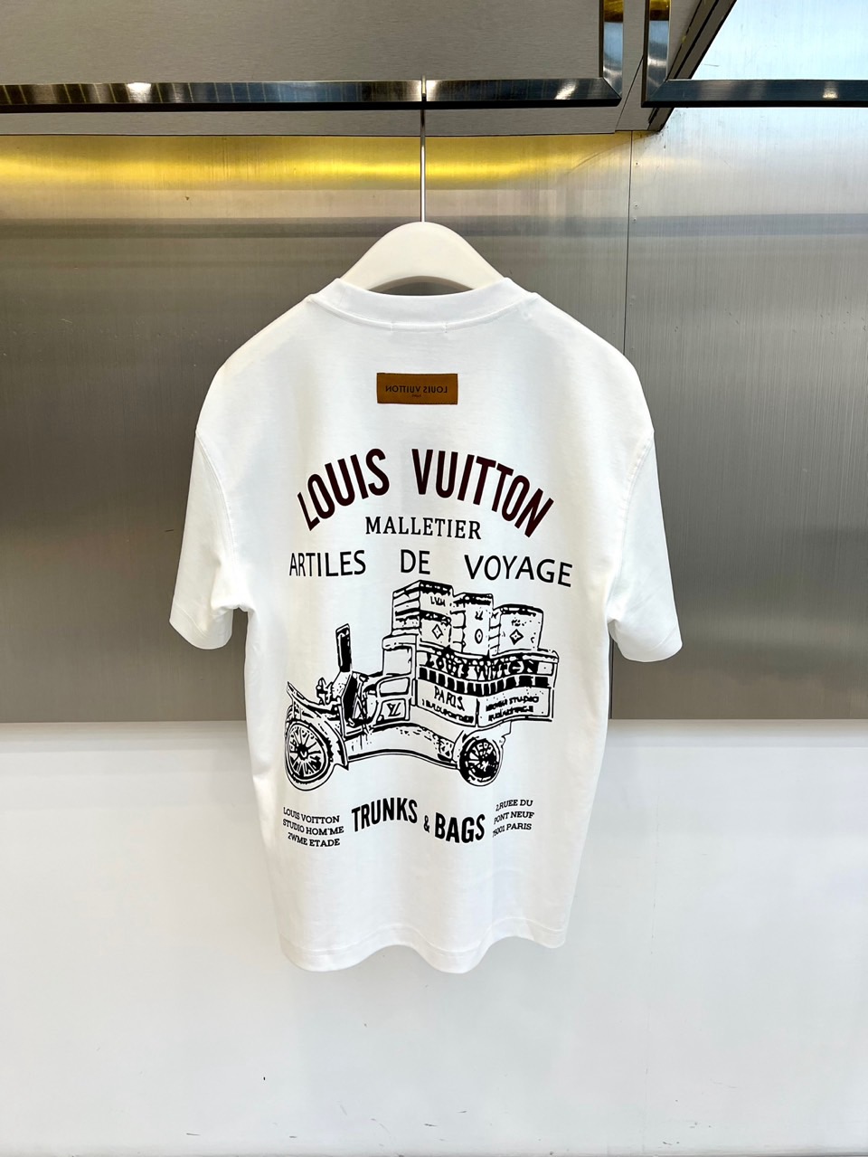 1v威登、2026春夏新品男士圆领短袖T恤，以极简纯色为底色，胸前左上方点缀哥特风“LV印花徽标，精致立