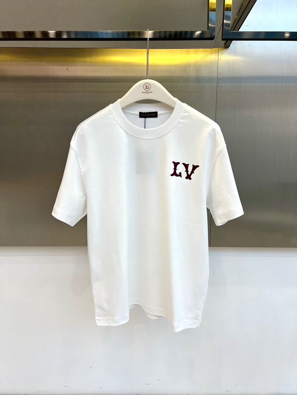 1v威登、2026春夏新品男士圆领短袖T恤，以极简纯色为底色，胸前左上方点缀哥特风“LV印花徽标，精致立