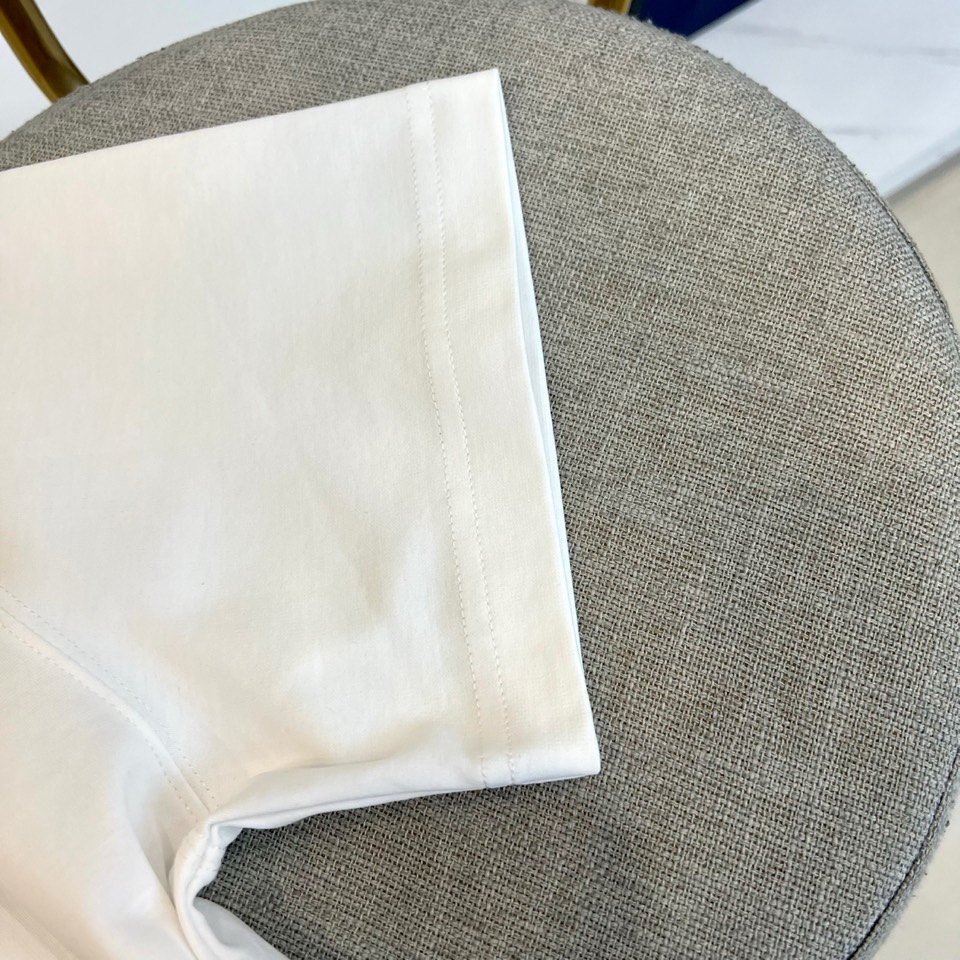 1v威登、2026春夏新品男士圆领短袖T恤，以极简纯色为底色，胸前左上方点缀哥特风“LV印花徽标，精致立