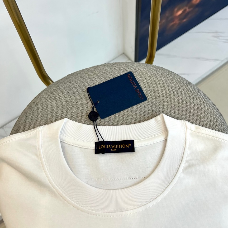 1v威登、2026春夏新品男士圆领短袖T恤，以极简纯色为底色，胸前左上方点缀哥特风“LV印花徽标，精致立