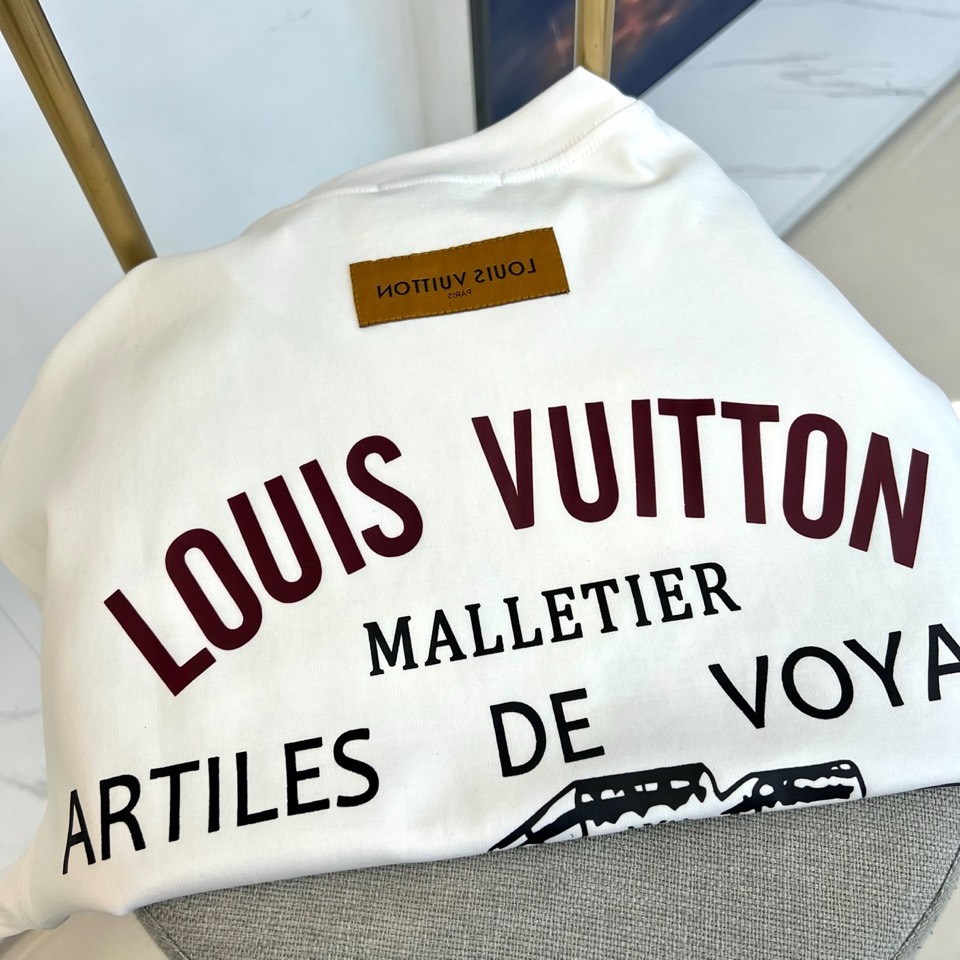 1v威登、2026春夏新品男士圆领短袖T恤，以极简纯色为底色，胸前左上方点缀哥特风“LV印花徽标，精致立