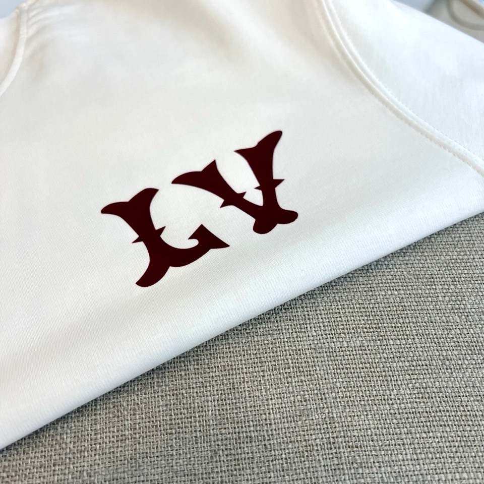 1v威登、2026春夏新品男士圆领短袖T恤，以极简纯色为底色，胸前左上方点缀哥特风“LV印花徽标，精致立