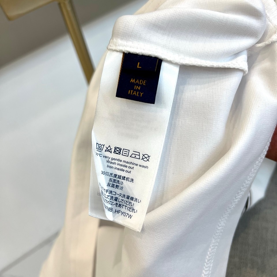 1v威登、2026春夏新品男士圆领短袖T恤，以极简纯色为底色，胸前左上方点缀哥特风“LV印花徽标，精致立