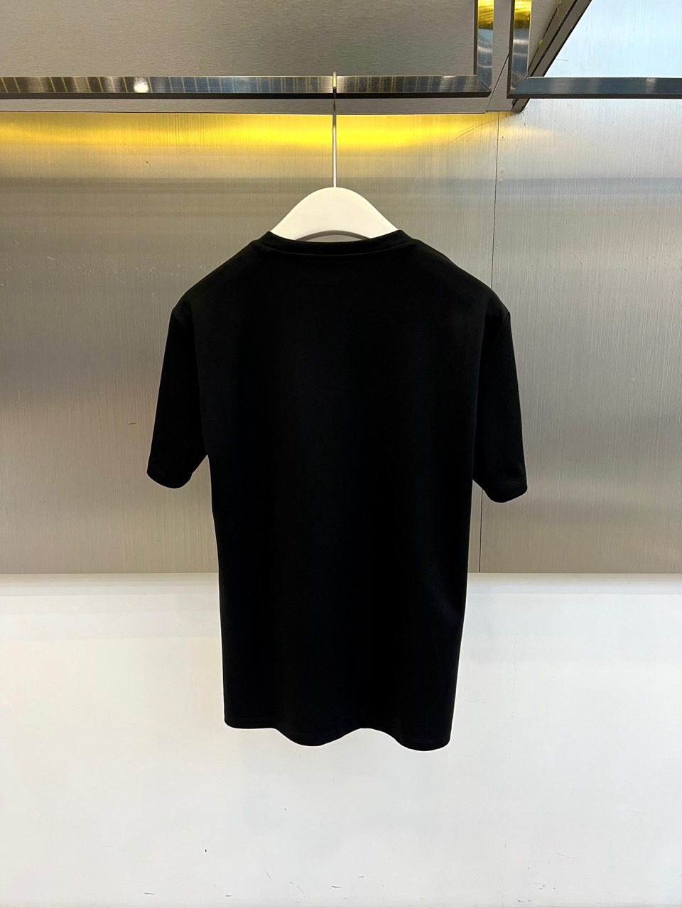 ARM阿玛尼、2026春夏新品短袖T恤，以纯色为基底，胸前采用品牌标志性字母设计，简约中透出先锋时尚感。
