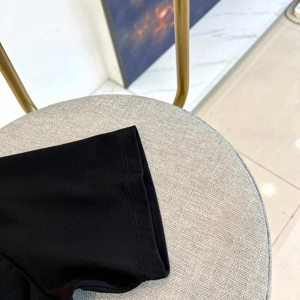 ARM阿玛尼、2026春夏新品短袖T恤，以纯色为基底，胸前采用品牌标志性字母设计，简约中透出先锋时尚感。