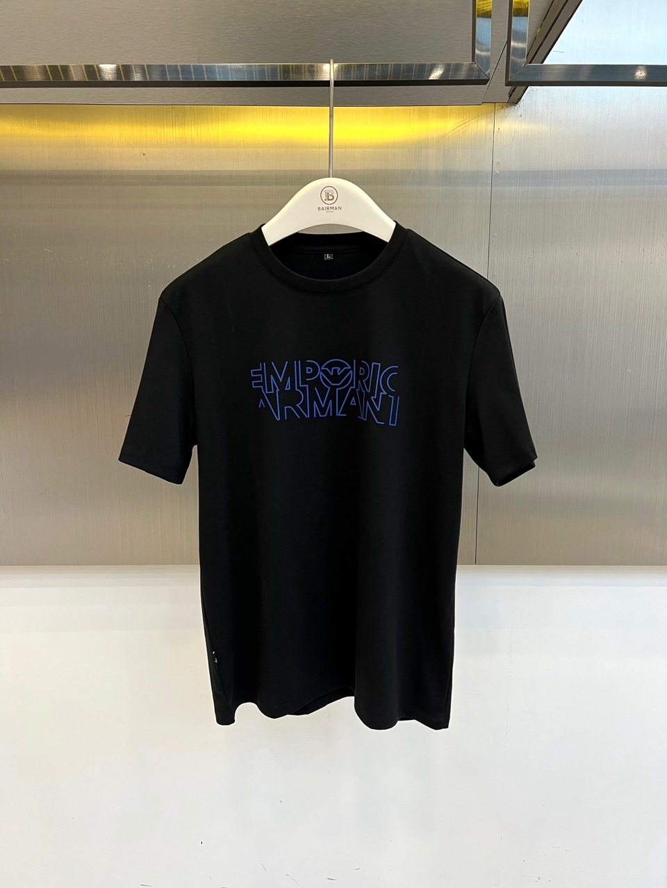 ARM阿玛尼、2026春夏新品短袖T恤，以纯色为基底，胸前采用品牌标志性字母设计，简约中透出先锋时尚感。
