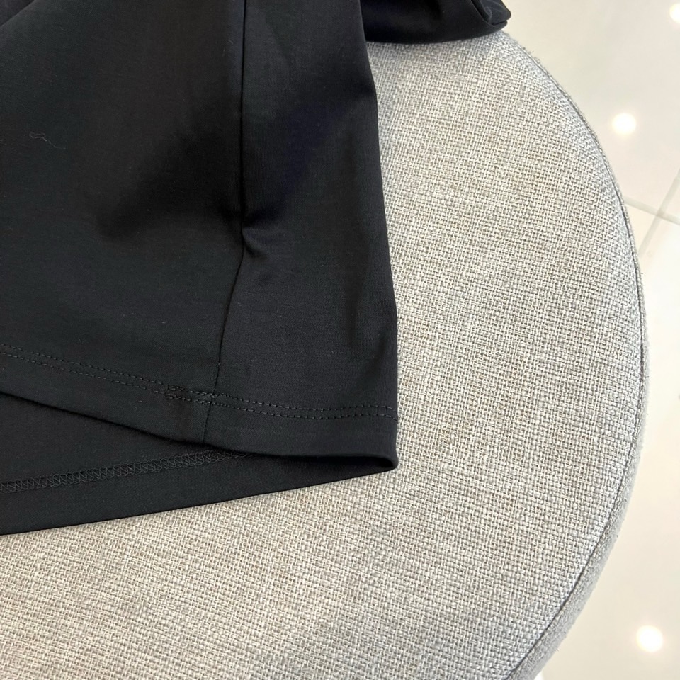 ARM阿玛尼、2026春夏新品短袖T恤，以纯色为基底，胸前采用品牌标志性字母设计，简约中透出先锋时尚感。