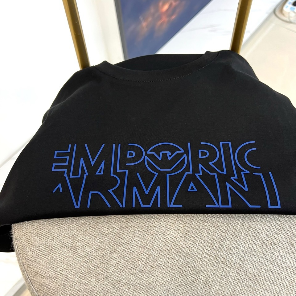 ARM阿玛尼、2026春夏新品短袖T恤，以纯色为基底，胸前采用品牌标志性字母设计，简约中透出先锋时尚感。