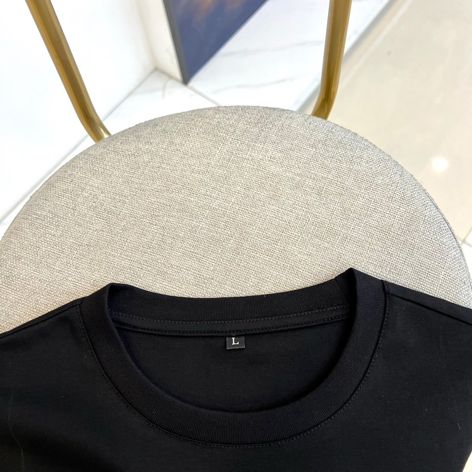 ARM阿玛尼、2026春夏新品短袖T恤，以纯色为基底，胸前采用品牌标志性字母设计，简约中透出先锋时尚感。