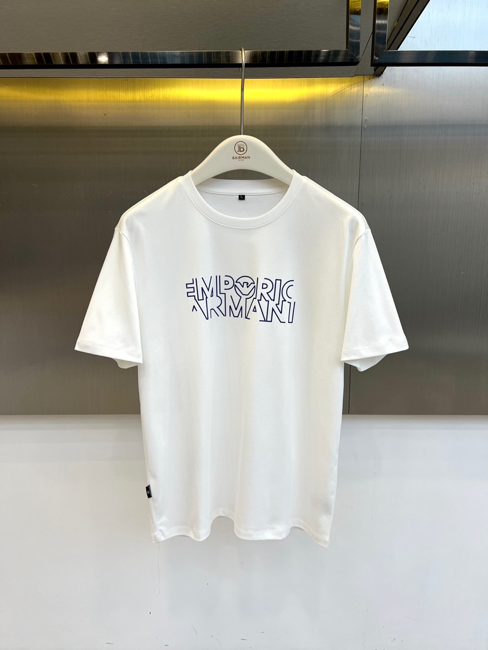 ARM阿玛尼、2026春夏新品短袖T恤，以纯色为基底，胸前采用品牌标志性字母设计，简约中透出先锋时尚感。