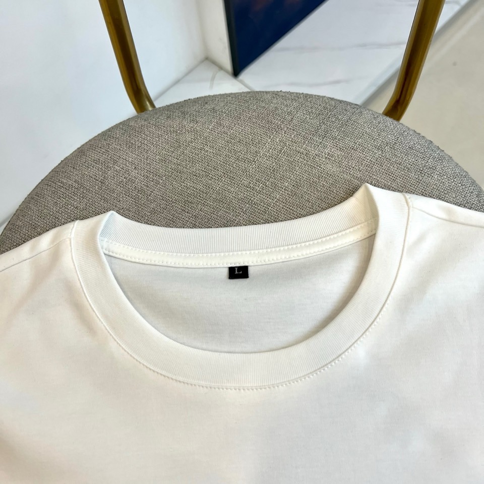 ARM阿玛尼、2026春夏新品短袖T恤，以纯色为基底，胸前采用品牌标志性字母设计，简约中透出先锋时尚感。