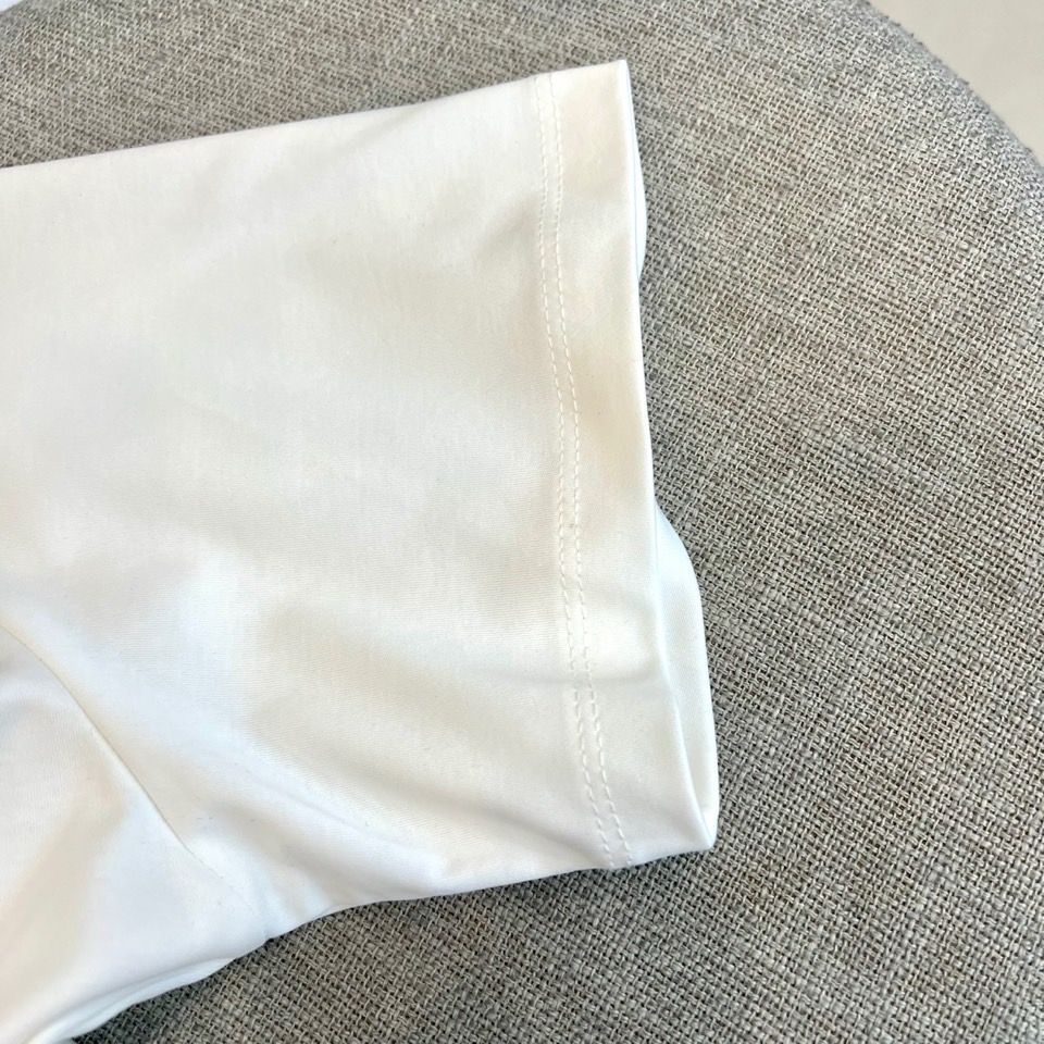 ARM阿玛尼、2026春夏新品短袖T恤，以纯色为基底，胸前采用品牌标志性字母设计，简约中透出先锋时尚感。