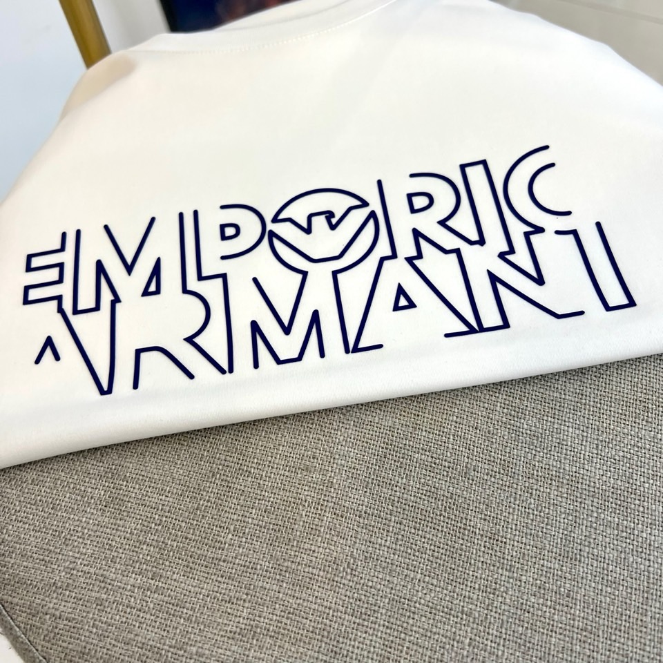 ARM阿玛尼、2026春夏新品短袖T恤，以纯色为基底，胸前采用品牌标志性字母设计，简约中透出先锋时尚感。