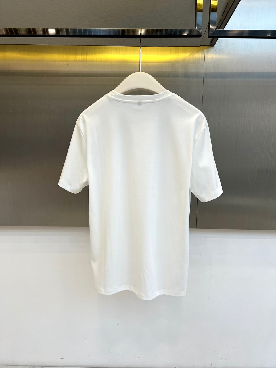 ARM阿玛尼、2026春夏新品短袖T恤，以纯色为基底，胸前采用品牌标志性字母设计，简约中透出先锋时尚感。