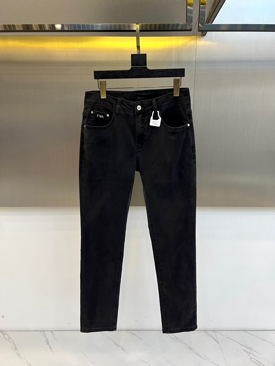 ARM阿玛尼、2026春夏新品牛仔裤，以经典水洗为底色，采用修身直筒剪裁完美贴合腿型，既显瘦又保留舒适活