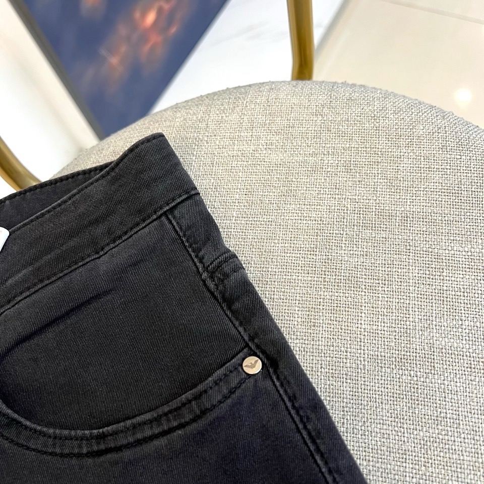 ARM阿玛尼、2026春夏新品牛仔裤，以经典水洗为底色，采用修身直筒剪裁完美贴合腿型，既显瘦又保留舒适活