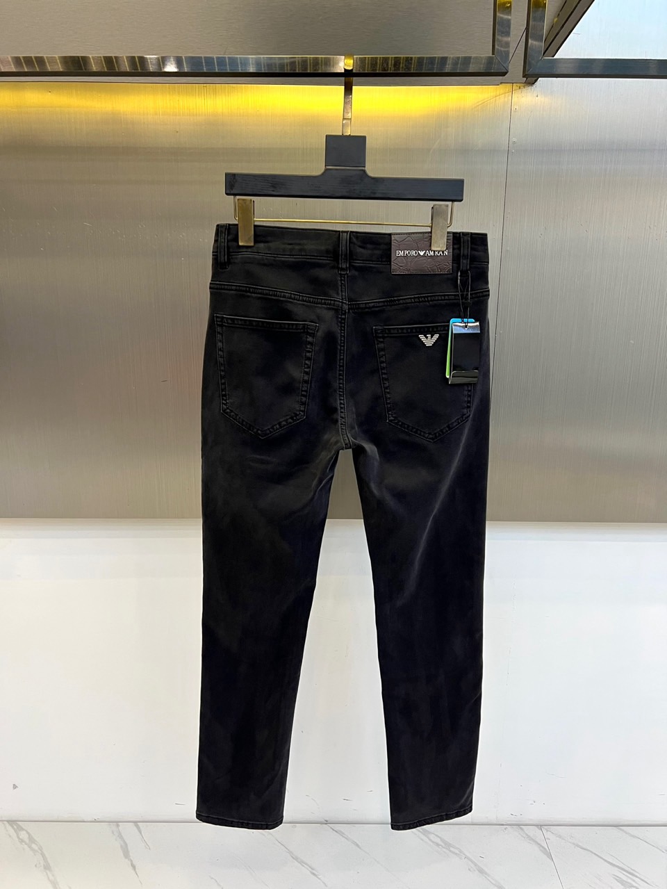 ARM阿玛尼、2026春夏新品牛仔裤，以经典水洗为底色，采用修身直筒剪裁完美贴合腿型，既显瘦又保留舒适活