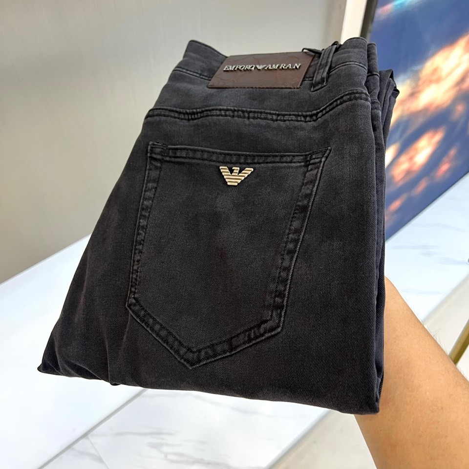 ARM阿玛尼、2026春夏新品牛仔裤，以经典水洗为底色，采用修身直筒剪裁完美贴合腿型，既显瘦又保留舒适活