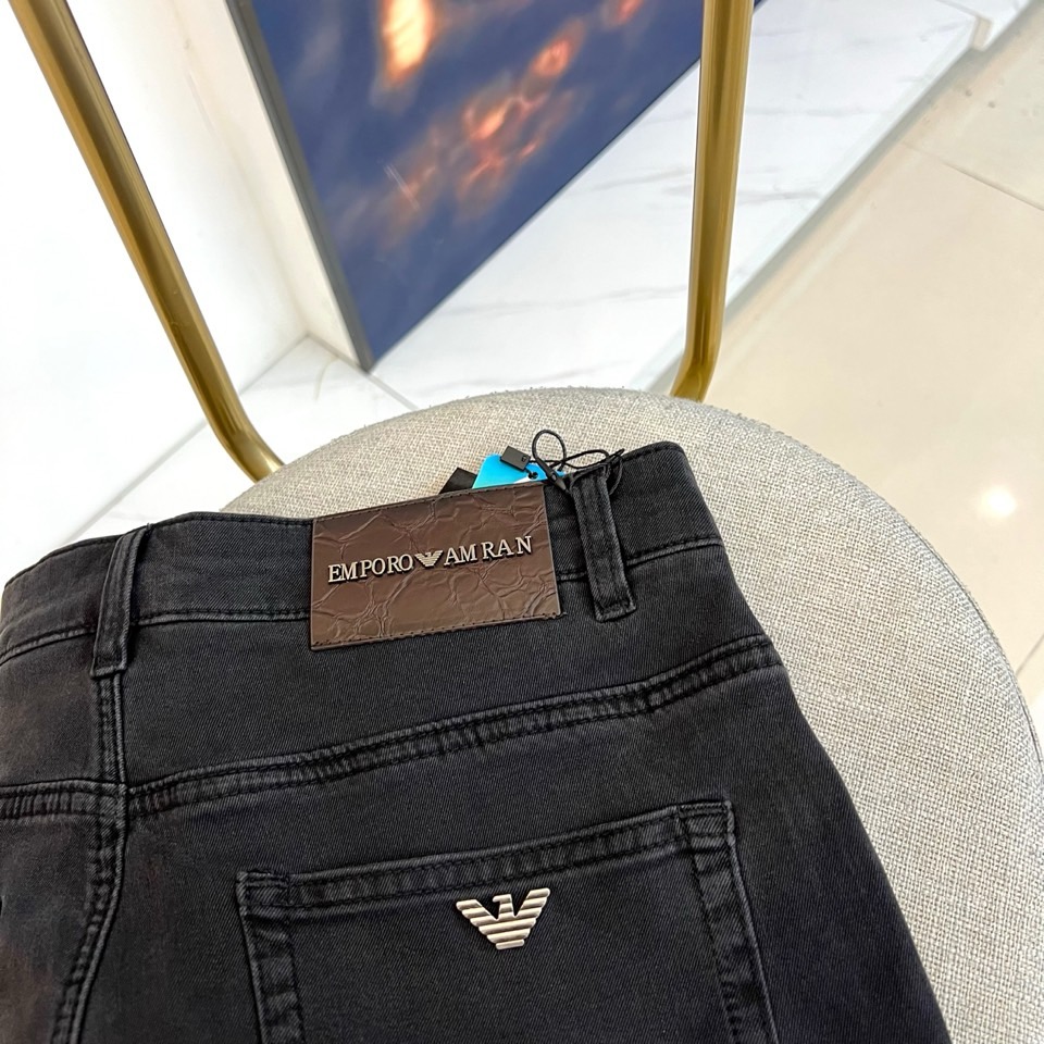 ARM阿玛尼、2026春夏新品牛仔裤，以经典水洗为底色，采用修身直筒剪裁完美贴合腿型，既显瘦又保留舒适活