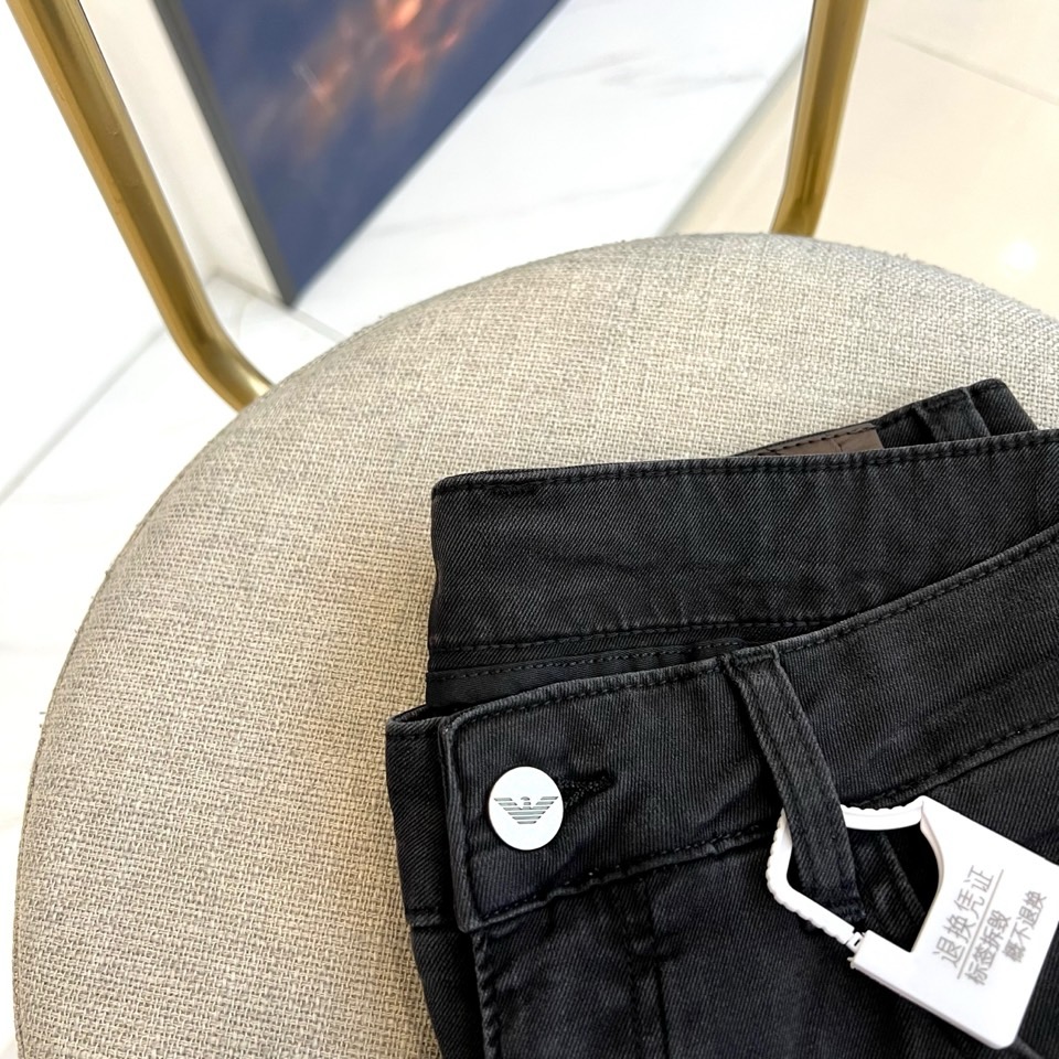 ARM阿玛尼、2026春夏新品牛仔裤，以经典水洗为底色，采用修身直筒剪裁完美贴合腿型，既显瘦又保留舒适活