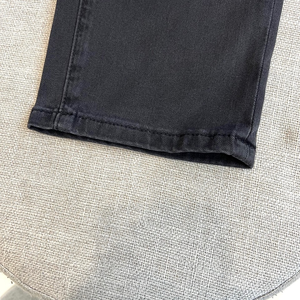 ARM阿玛尼、2026春夏新品牛仔裤，以经典水洗为底色，采用修身直筒剪裁完美贴合腿型，既显瘦又保留舒适活