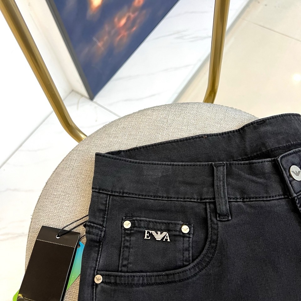 ARM阿玛尼、2026春夏新品牛仔裤，以经典水洗为底色，采用修身直筒剪裁完美贴合腿型，既显瘦又保留舒适活
