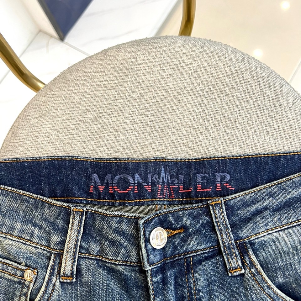Mon蒙口、2026春夏新品牛仔裤，以经典水洗为基调，融合复古猫须工艺与自然褪色效果，打造随性而不失精致