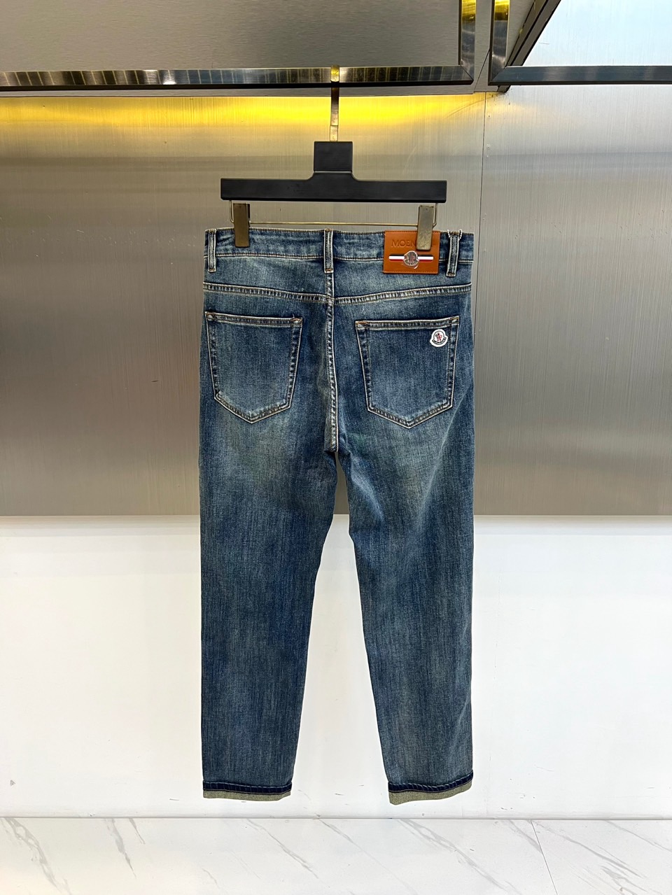 Mon蒙口、2026春夏新品牛仔裤，以经典水洗为基调，融合复古猫须工艺与自然褪色效果，打造随性而不失精致