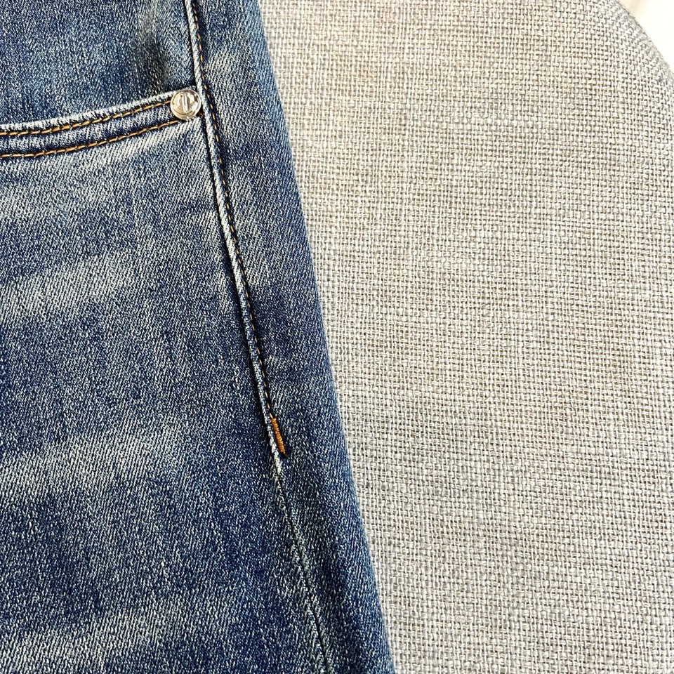 Mon蒙口、2026春夏新品牛仔裤，以经典水洗为基调，融合复古猫须工艺与自然褪色效果，打造随性而不失精致