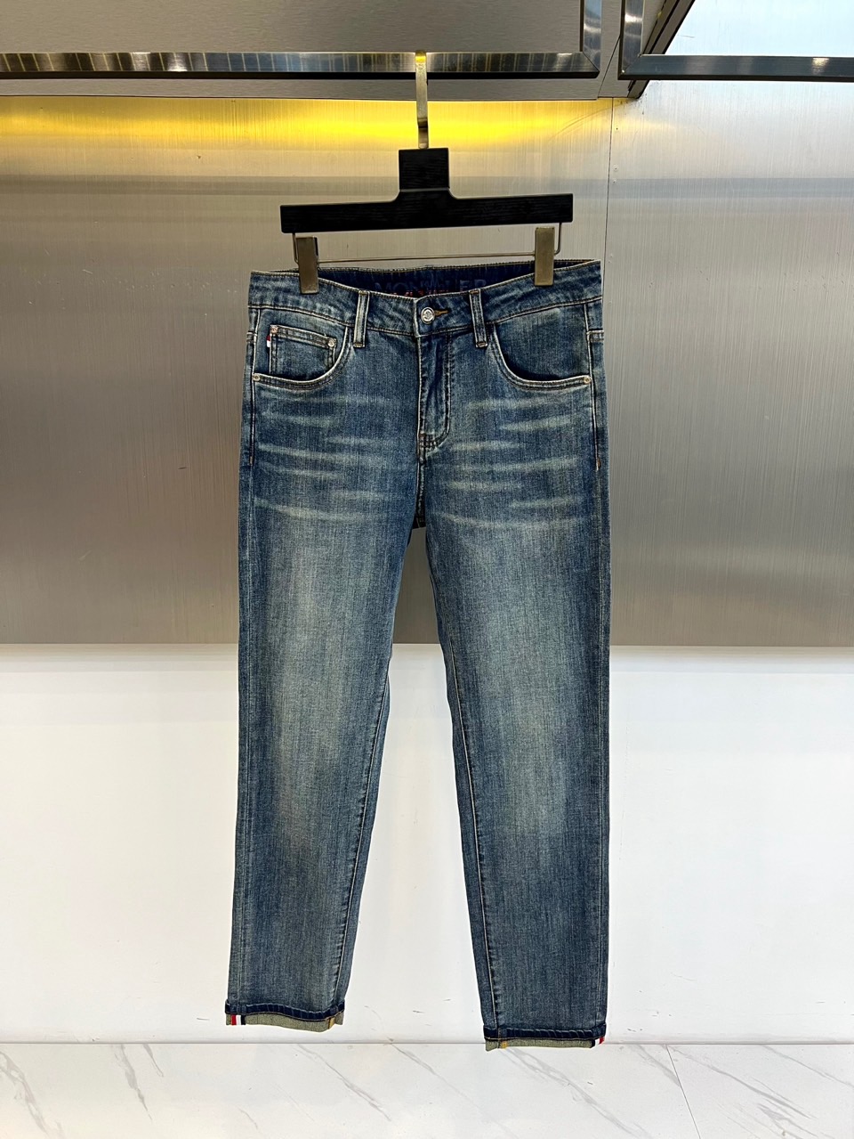 Mon蒙口、2026春夏新品牛仔裤，以经典水洗为基调，融合复古猫须工艺与自然褪色效果，打造随性而不失精致