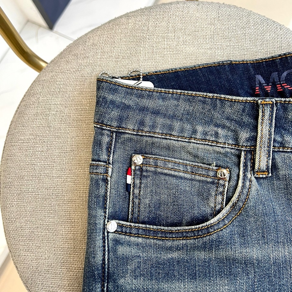 Mon蒙口、2026春夏新品牛仔裤，以经典水洗为基调，融合复古猫须工艺与自然褪色效果，打造随性而不失精致