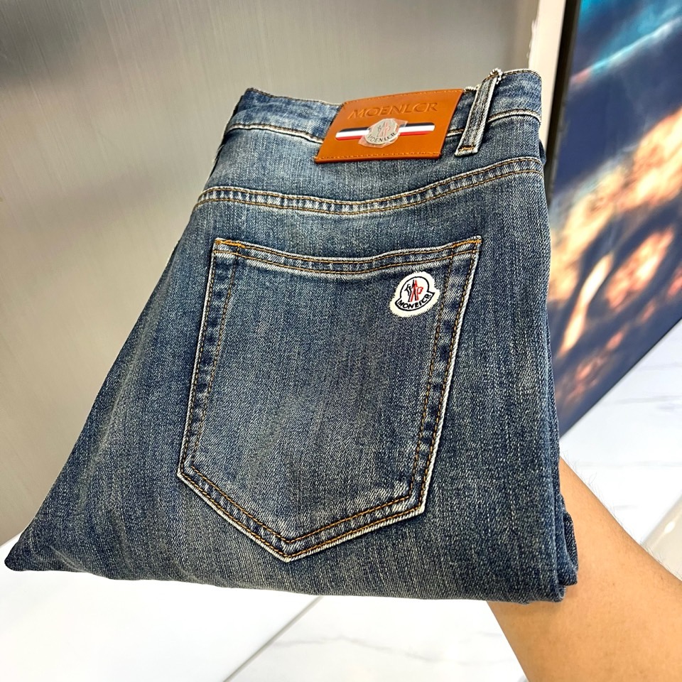 Mon蒙口、2026春夏新品牛仔裤，以经典水洗为基调，融合复古猫须工艺与自然褪色效果，打造随性而不失精致