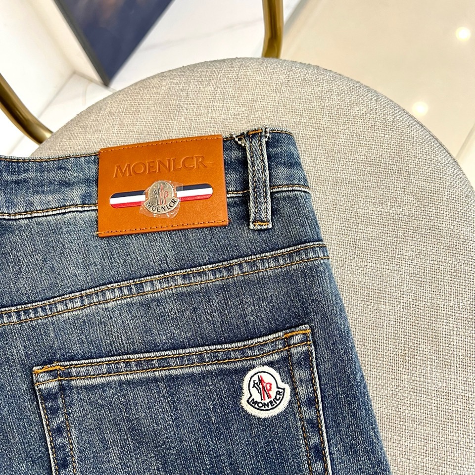 Mon蒙口、2026春夏新品牛仔裤，以经典水洗为基调，融合复古猫须工艺与自然褪色效果，打造随性而不失精致