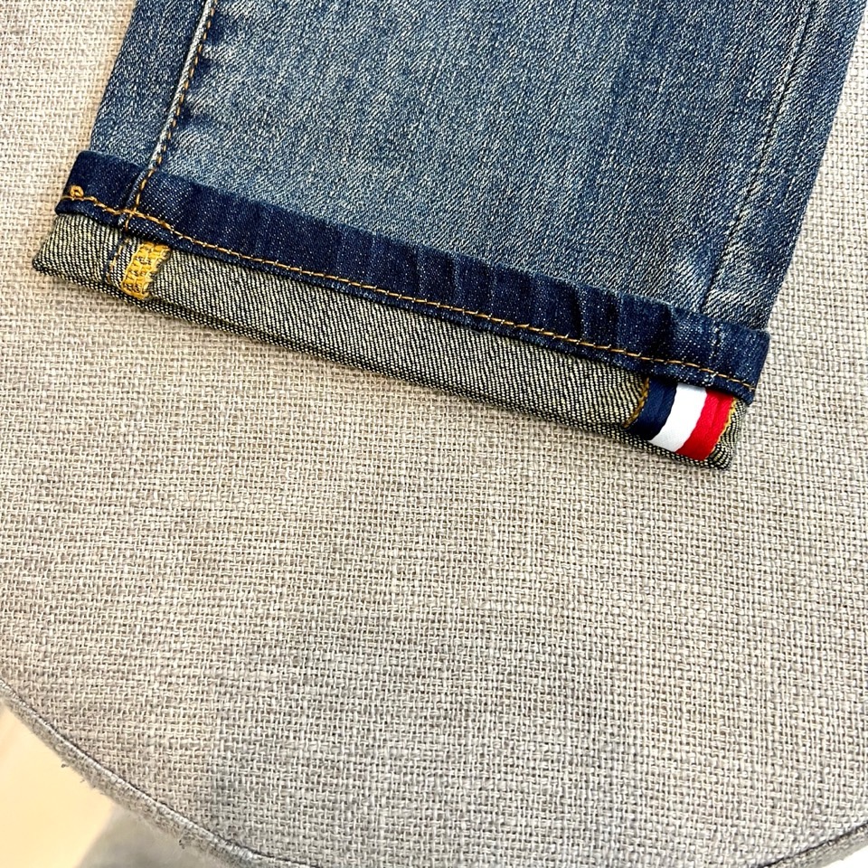 Mon蒙口、2026春夏新品牛仔裤，以经典水洗为基调，融合复古猫须工艺与自然褪色效果，打造随性而不失精致