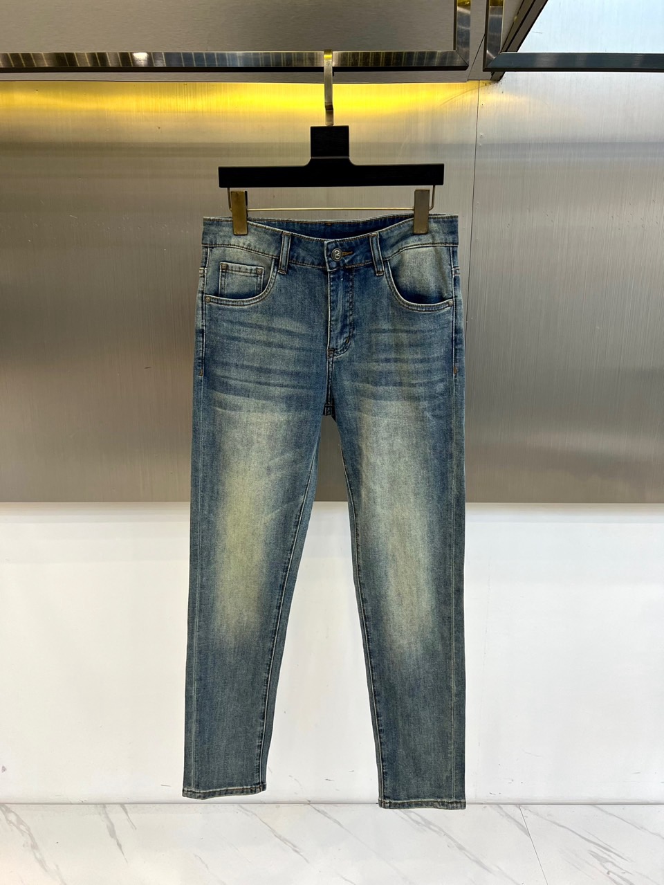 VT华伦天奴、2026春夏新品牛仔裤，以复古水洗为主调，打造兼具潮流与实穿性的时尚单品。后袋设计极具辨识