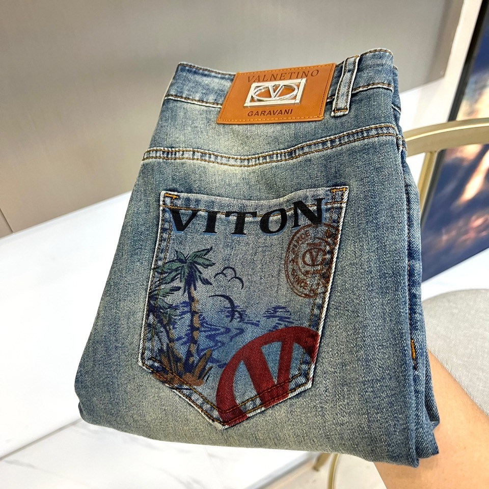 VT华伦天奴、2026春夏新品牛仔裤，以复古水洗为主调，打造兼具潮流与实穿性的时尚单品。后袋设计极具辨识