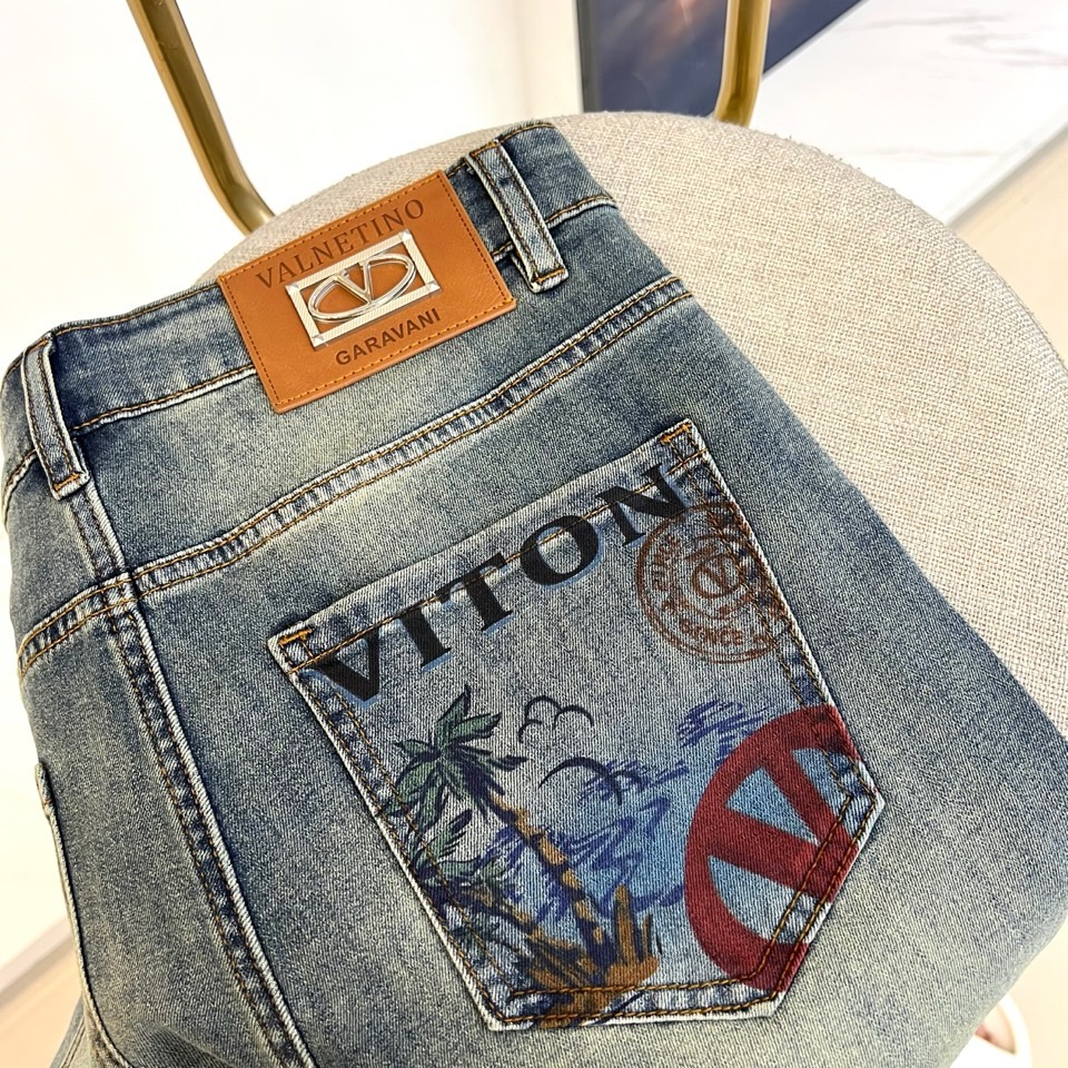 VT华伦天奴、2026春夏新品牛仔裤，以复古水洗为主调，打造兼具潮流与实穿性的时尚单品。后袋设计极具辨识
