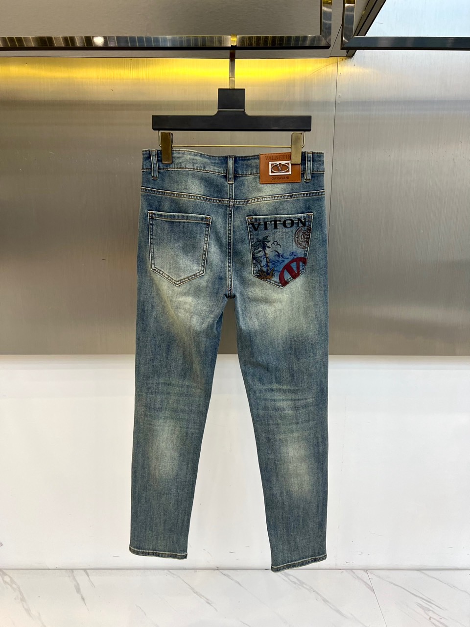 VT华伦天奴、2026春夏新品牛仔裤，以复古水洗为主调，打造兼具潮流与实穿性的时尚单品。后袋设计极具辨识