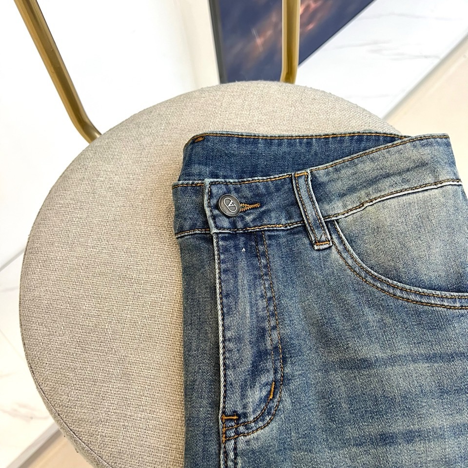 VT华伦天奴、2026春夏新品牛仔裤，以复古水洗为主调，打造兼具潮流与实穿性的时尚单品。后袋设计极具辨识