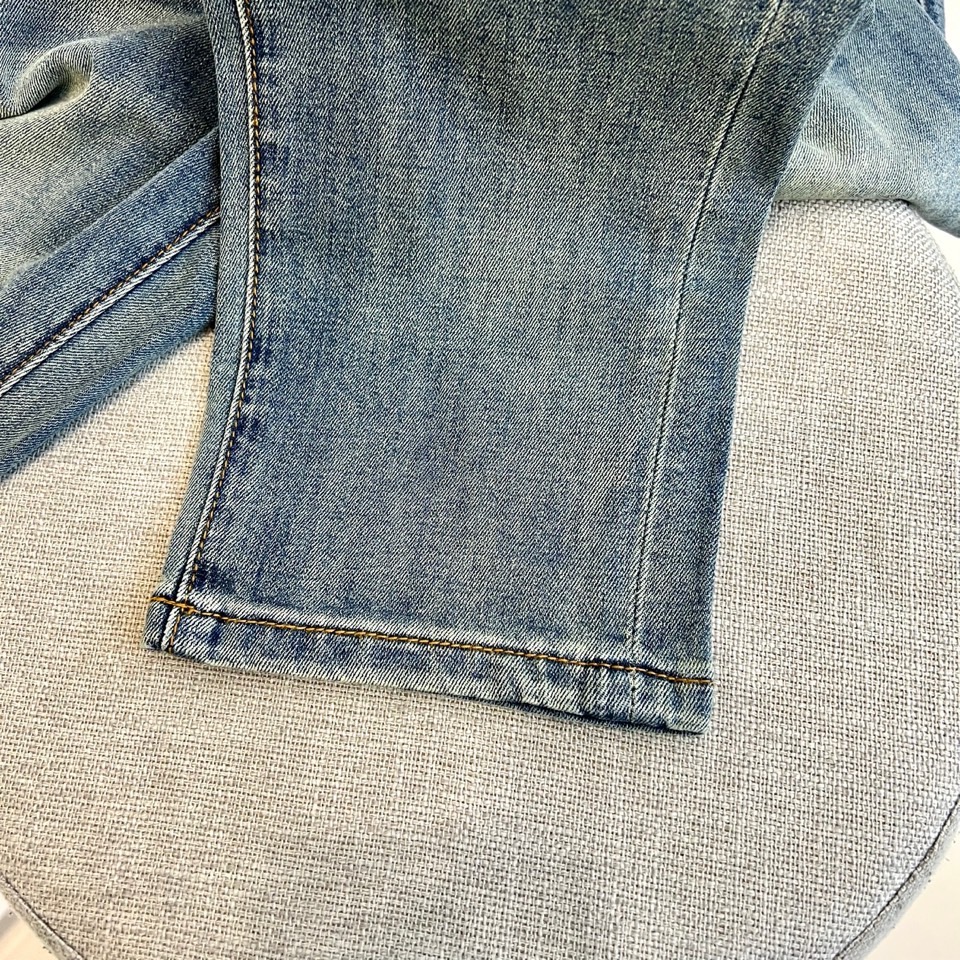 VT华伦天奴、2026春夏新品牛仔裤，以复古水洗为主调，打造兼具潮流与实穿性的时尚单品。后袋设计极具辨识