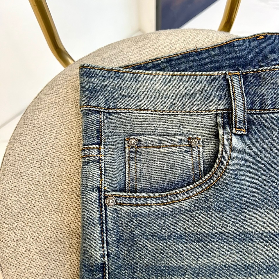 VT华伦天奴、2026春夏新品牛仔裤，以复古水洗为主调，打造兼具潮流与实穿性的时尚单品。后袋设计极具辨识
