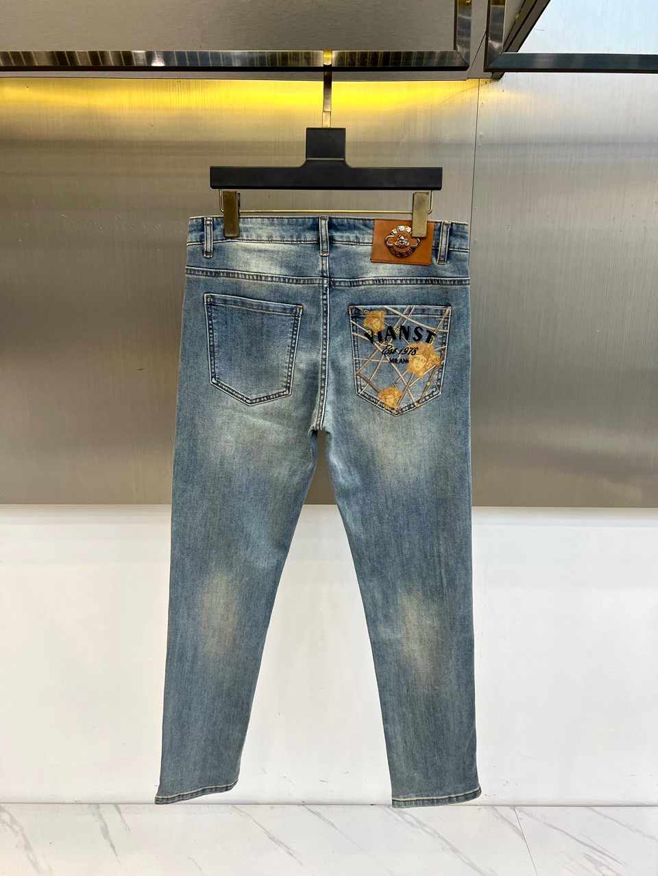 Vers范思哲、2026春夏新品牛仔裤，以利落直筒剪裁重塑日常穿搭型格。水洗工艺赋予面料自然做旧质感，仿