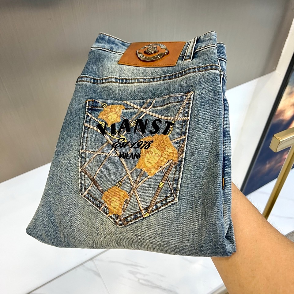 Vers范思哲、2026春夏新品牛仔裤，以利落直筒剪裁重塑日常穿搭型格。水洗工艺赋予面料自然做旧质感，仿