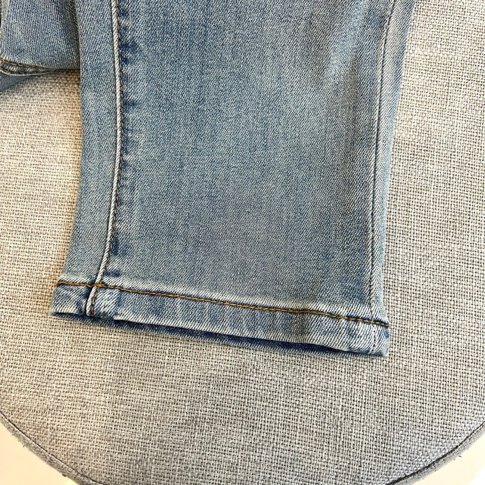 Vers范思哲、2026春夏新品牛仔裤，以利落直筒剪裁重塑日常穿搭型格。水洗工艺赋予面料自然做旧质感，仿