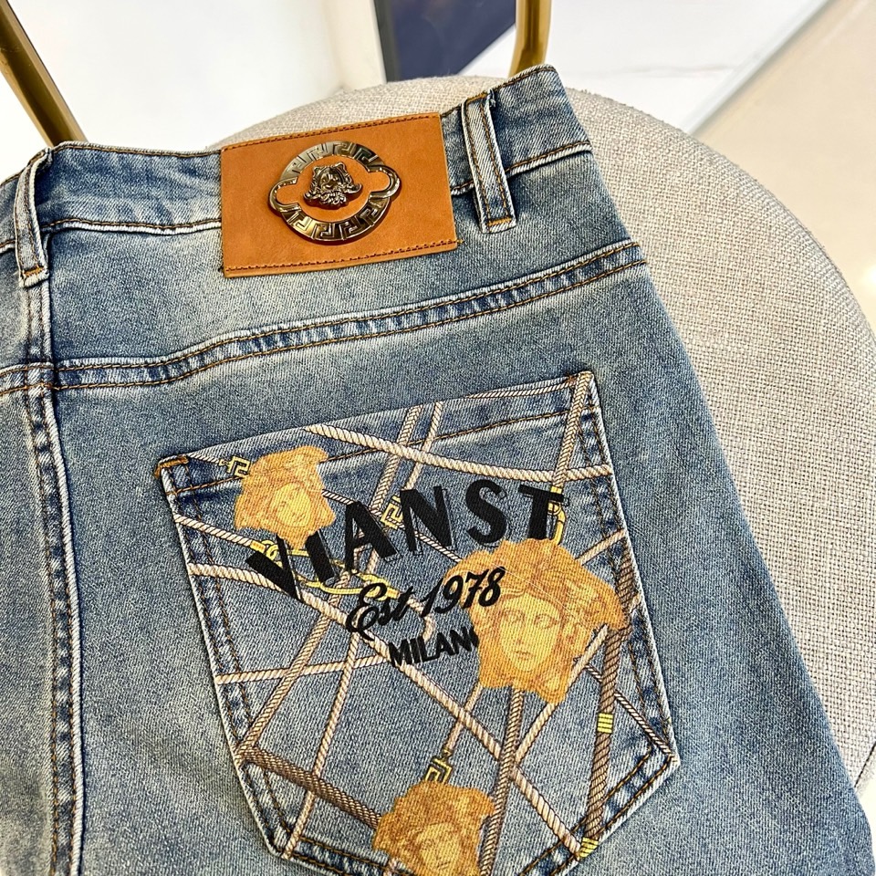 Vers范思哲、2026春夏新品牛仔裤，以利落直筒剪裁重塑日常穿搭型格。水洗工艺赋予面料自然做旧质感，仿