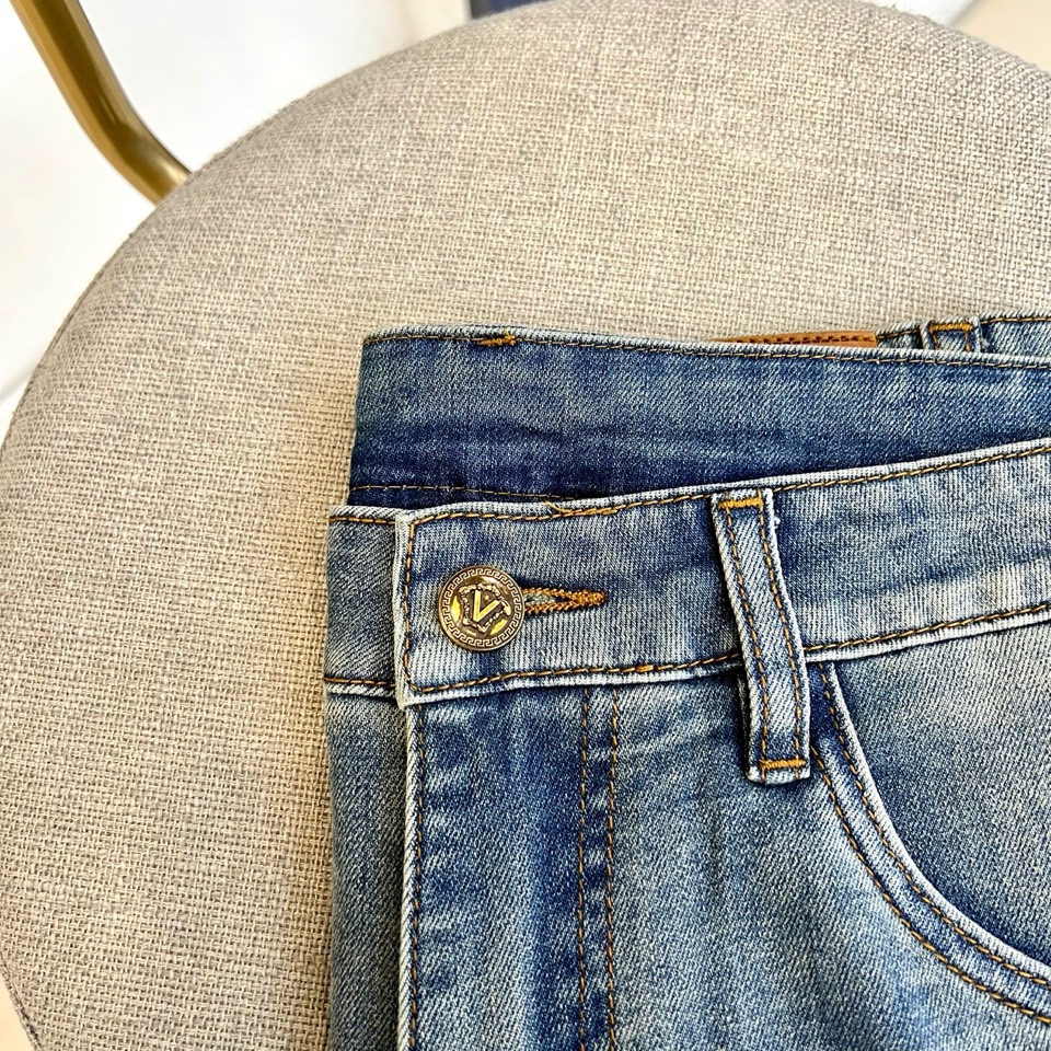 Vers范思哲、2026春夏新品牛仔裤，以利落直筒剪裁重塑日常穿搭型格。水洗工艺赋予面料自然做旧质感，仿