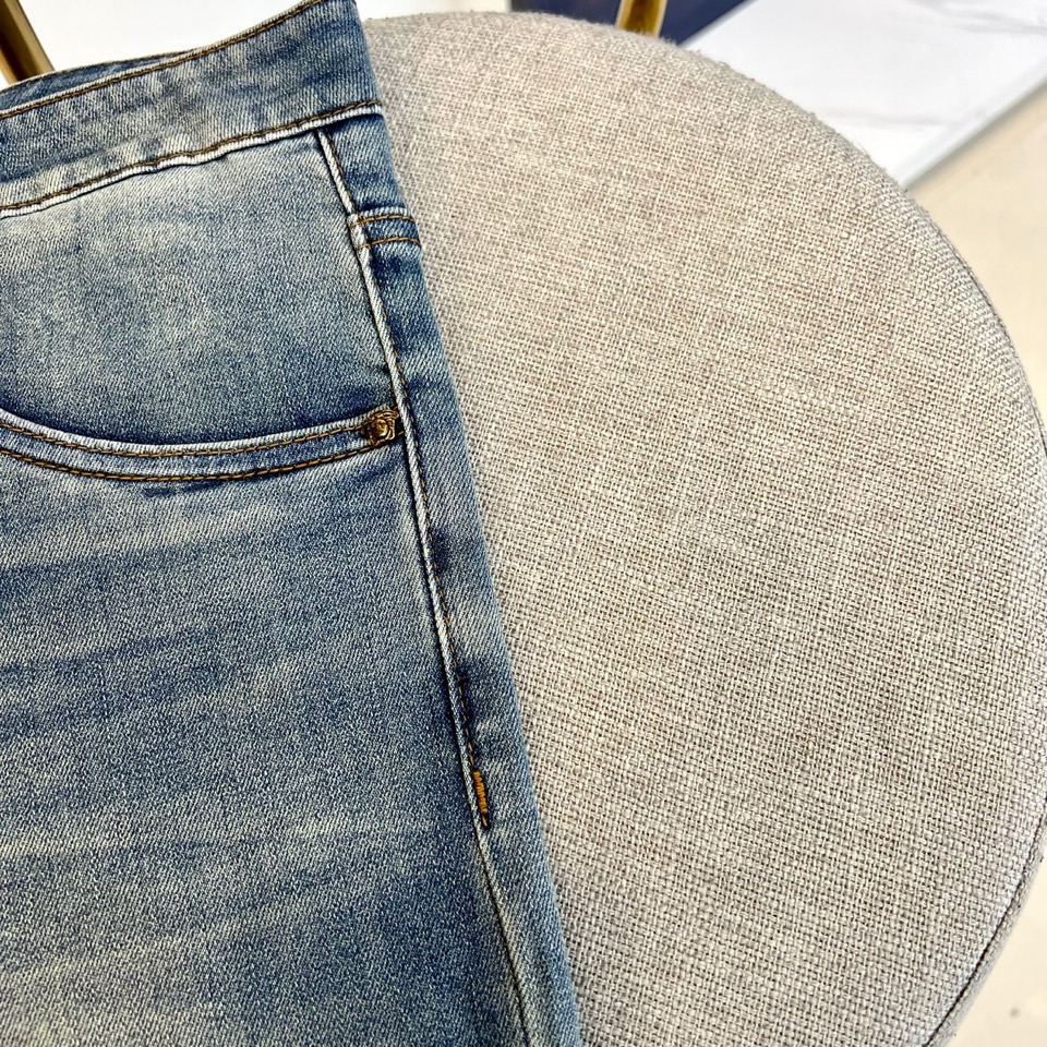 Vers范思哲、2026春夏新品牛仔裤，以利落直筒剪裁重塑日常穿搭型格。水洗工艺赋予面料自然做旧质感，仿