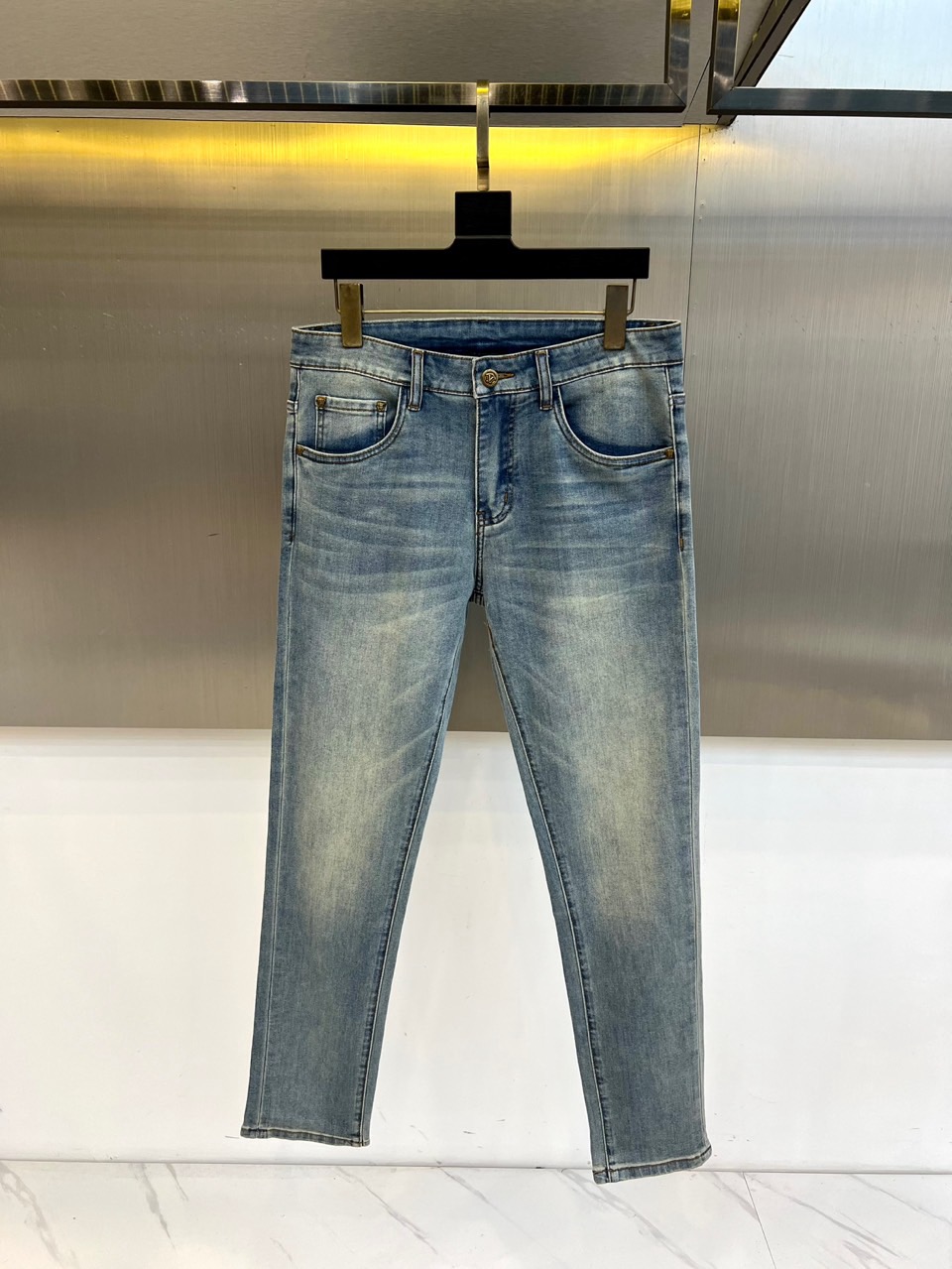 Vers范思哲、2026春夏新品牛仔裤，以利落直筒剪裁重塑日常穿搭型格。水洗工艺赋予面料自然做旧质感，仿