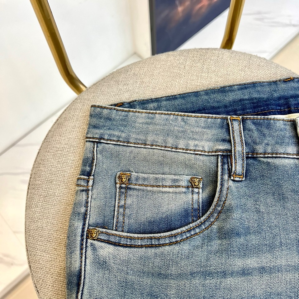 Vers范思哲、2026春夏新品牛仔裤，以利落直筒剪裁重塑日常穿搭型格。水洗工艺赋予面料自然做旧质感，仿