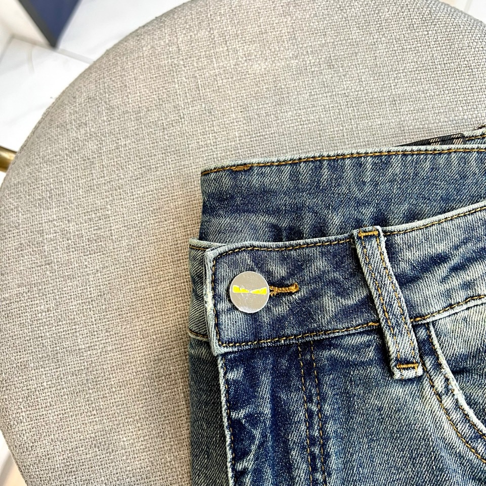 Fend芬迪、2026春夏新品牛仔裤，打造都市轻奢休闲新标杆。后腰处醒目FF字母皮牌彰显品牌辨识度，右后